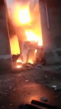 पुलिया से नीचे गिरा लोहे की एंगल से भरा ट्रेलर, जिंदा जल गया चालक