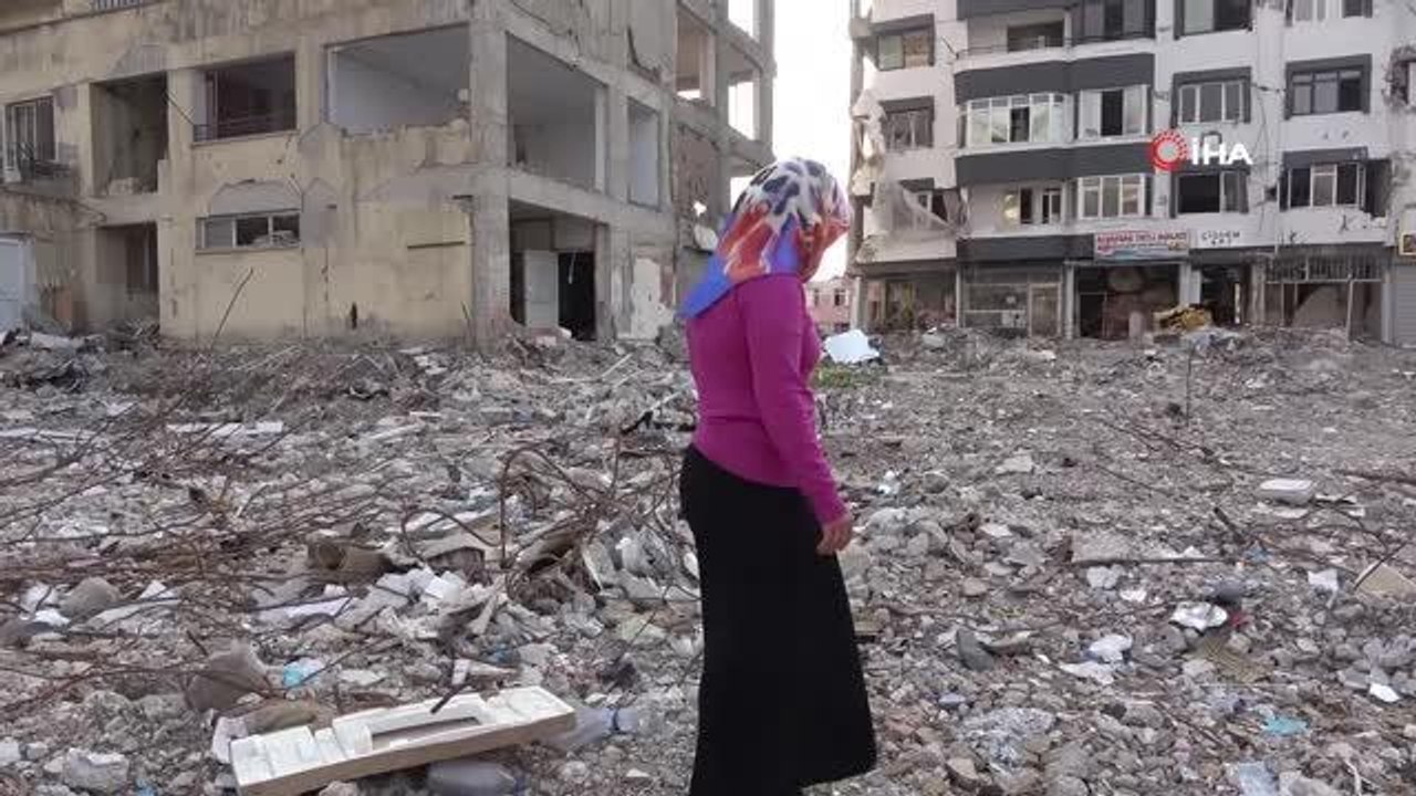 Her gün geldiği enkaz bölgesinde, komşuları ve arkadaşları için gözyaşı döküyor