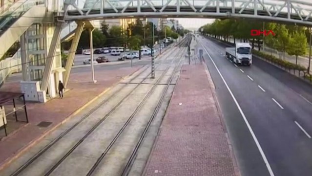Alkollü sürücü tramvay yoluna girdi