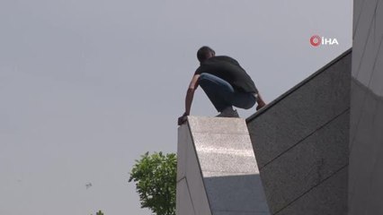 Saat kulesine tırmanan gencin tehlikeli oyunu kamerada