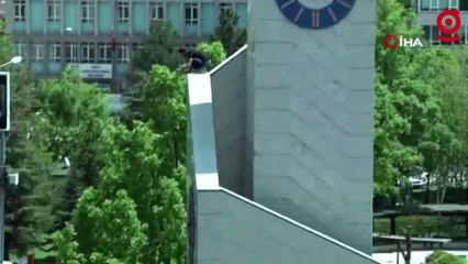 Saat kulesine tırmanan gencin tehlikeli oyunu kameraya yansıdı