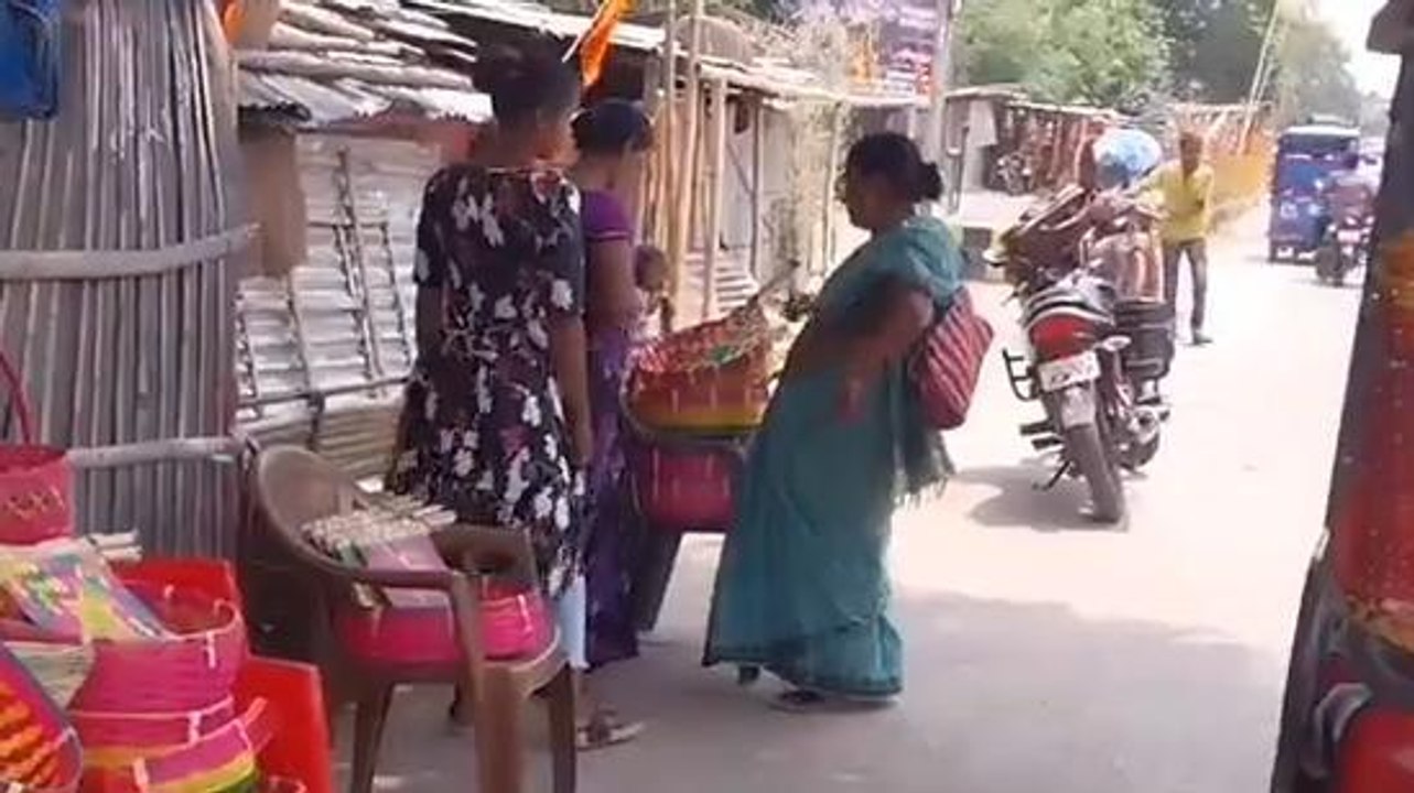 अररिया: पति की लंबी उम्र के लिए कारीगरी शुरू, ज...
