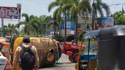 ఆర్మూర్: అంబేద్కర్ చౌరస్తాలో వాటర్ ట్యాంకర్ బోల్తా..!