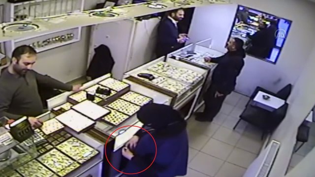 Kuyumcudan hırsızlık anı kameraya yansıdı