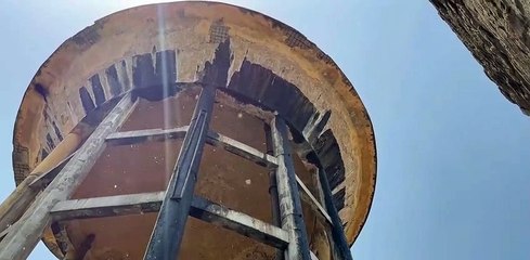 मोहल्ले वासियों पर मंडरा रहा ख़तरा, देखे वीडियो