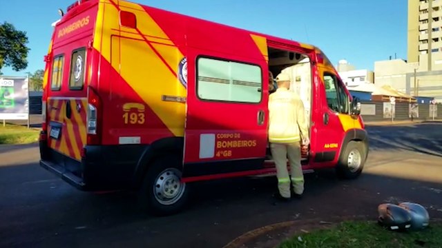 Motociclistas ficam feridos após colisão com bicicleta na esquina do Shopping JL