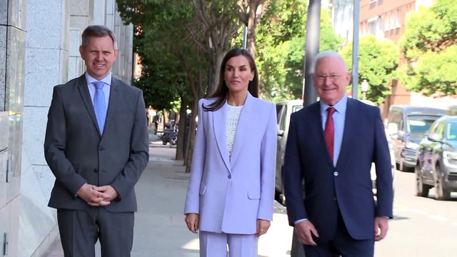 La Reina Letizia enamora en clave 'work' con un traje lila y una blusa romántica