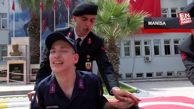 Manisa'da Temsili Askerlik töreninde engelli gencin okuduğu türkü duygulandırdı