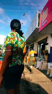 Jovem usa as redes sociais para promover a profissão de varredora de rua