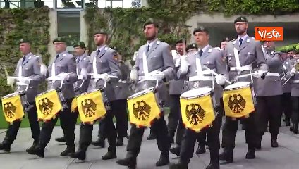 Zelensky incontra Scholz, ecco gli onori ufficiali con la tradizionale banda con i tamburi
