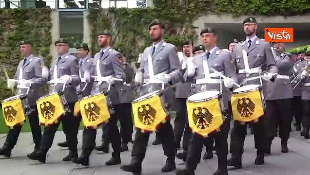 Zelensky incontra Scholz, ecco gli onori ufficiali con la tradizionale banda con i tamburi