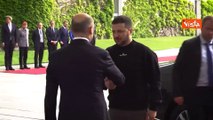 Zelensky a Berlino, la stretta di mano con il Cancelliere tedesco Scholz