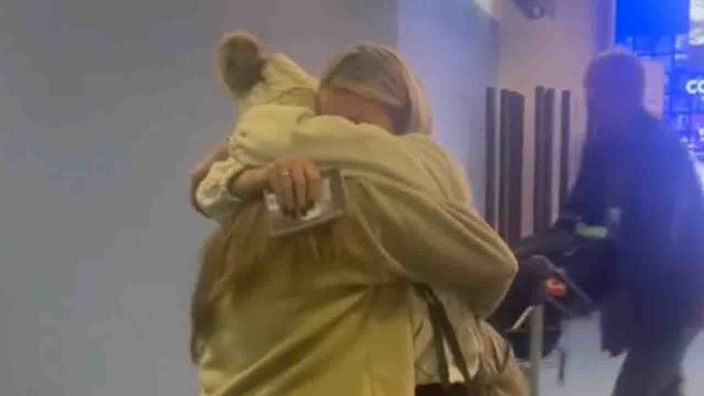 Girl waiting for her sister at airport gets surprised after mom pops up out of the blue *SHE HAD NO IDEA!*
