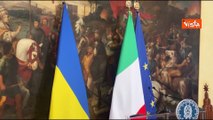 Le bandiere ucraina e italiana a Palazzo Chigi per la conferenza stampa di Meloni e Zelensky