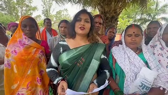 समस्याओं को लेकर ग्रामीण पहुंचे जिला मुख्यालय, सौंपा ज्ञापन