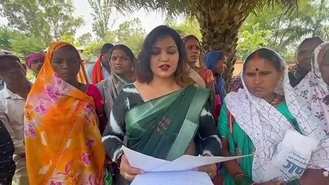 समस्याओं को लेकर ग्रामीण पहुंचे जिला मुख्यालय, सौंपा ज्ञापन