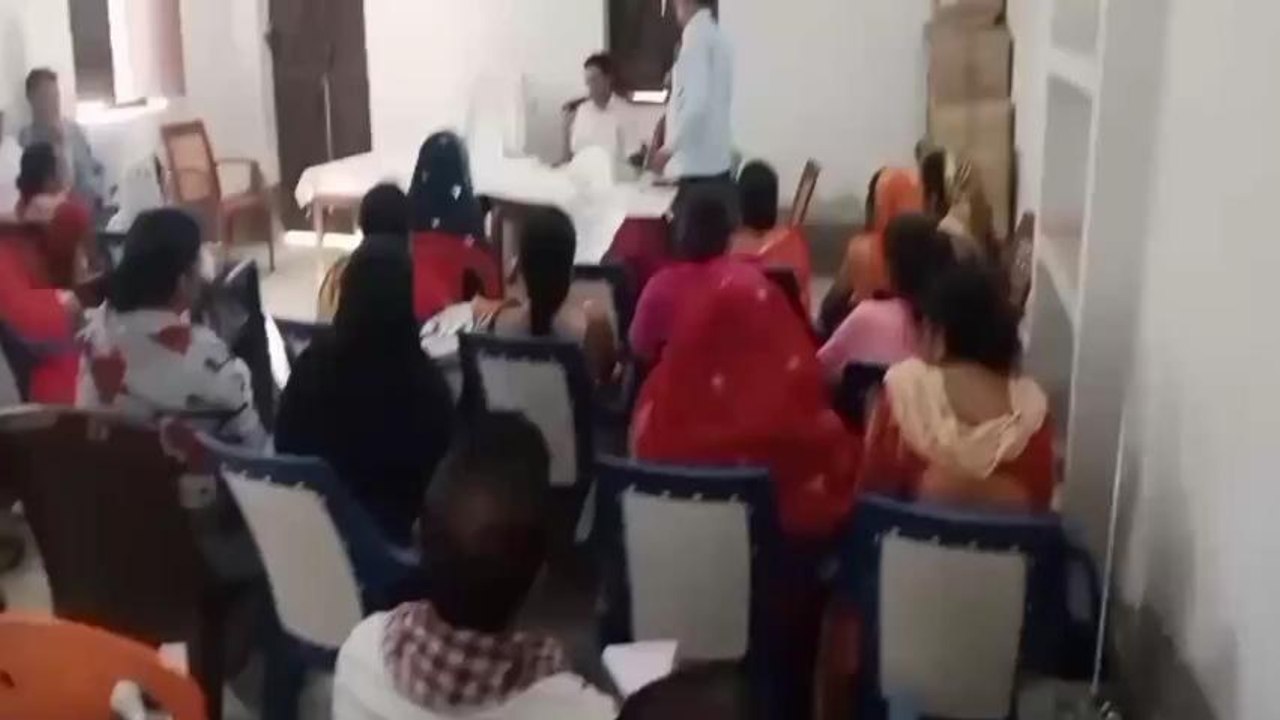 सिवान: उप निर्वाचन पदाधिकारी ने बीएलओ के साथ किया बैठक, जानिए क्या दिया निर्देश