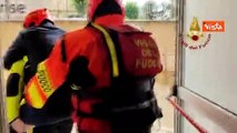 Maltempo in Emilia Romagna, l'intervento dei Vigili del Fuoco per soccorrere operaio a Riccione