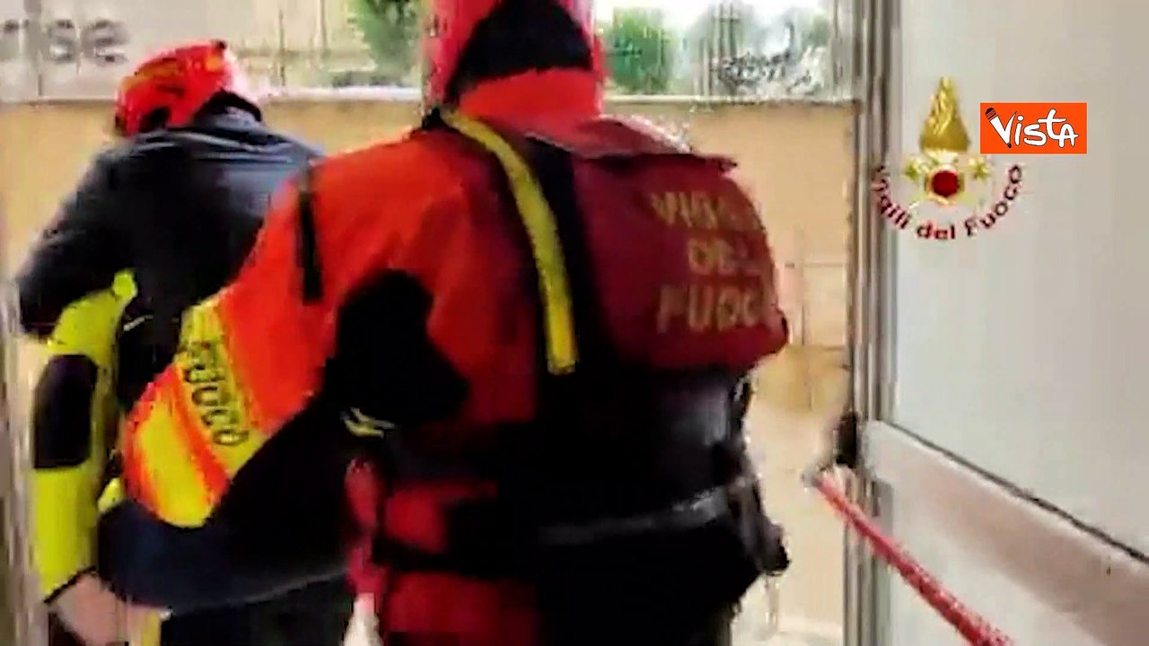 Maltempo in Emilia Romagna, l'intervento dei Vigili del Fuoco per soccorrere operaio a Riccione