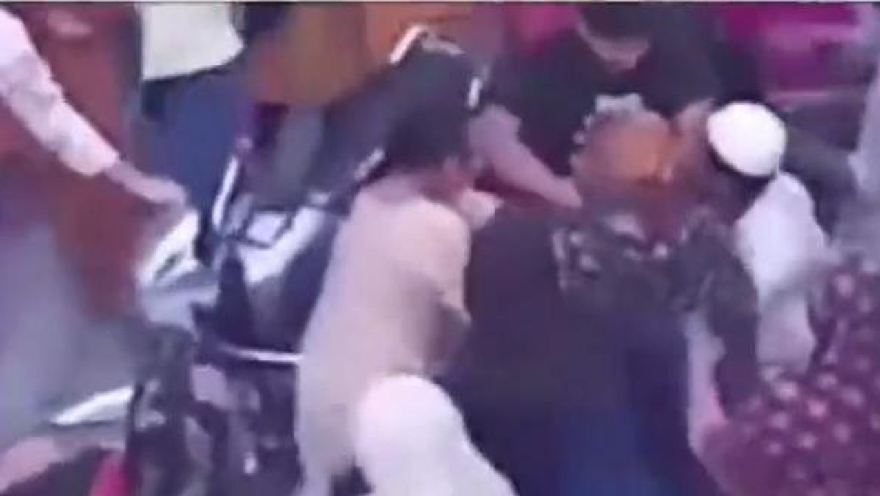 मुजफ्फरनगर: मामूली कहासुनी को लेकर दो पक्षों में जमकर मारपीट, वीडियो वायरल