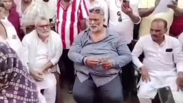 कटिहार: अग्नि पीड़ितों के बीच पहुंचे जाप सुप्रीमो पप्पू यादव, पीड़ितों को दिया सहयोग राशि