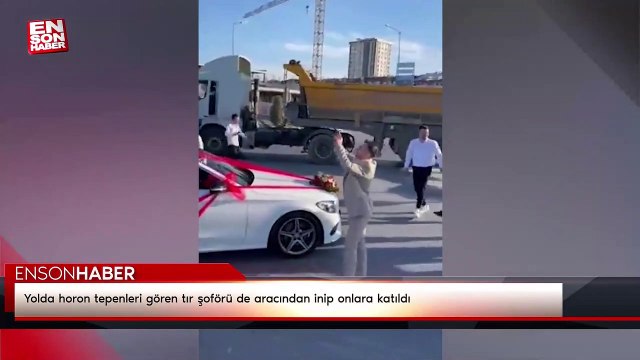 Yolda horon tepenleri gören tır şoförü de aracından inip onlara katıldı
