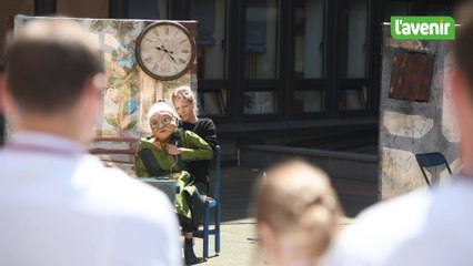 Namur en Mai dans la cour de l'hôpital Sainte-Elisabeth