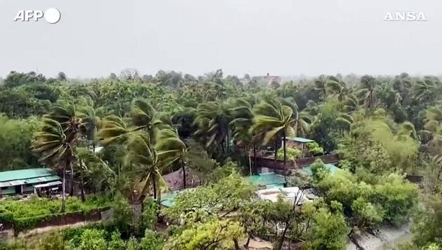 Il ciclone Mocha colpisce il Bangladesh, piogge e venti incessanti nella citta' di Teknaf