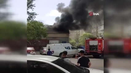 Alev alev yanan tahtalar gecekonduyla otomobili küle çevirdi