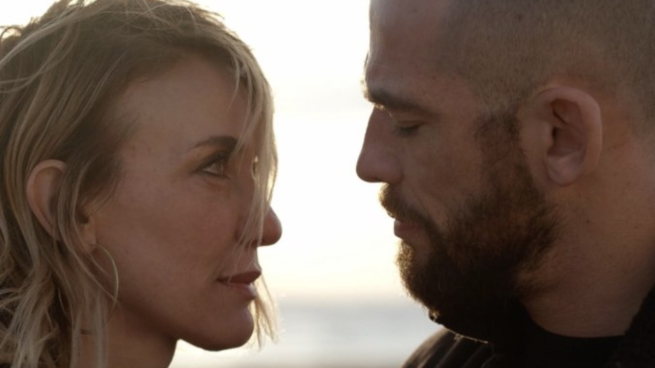 VOICI - « On s’embrasse vraiment " : Emma Colberti et Moïse Santamaria (Un si grand soleil) se livrent sur leurs scènes intimes