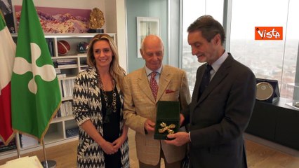 Il Governatore Fontana consegna onorificenza a Bruno, il 94enne che sventa stupro a Milano