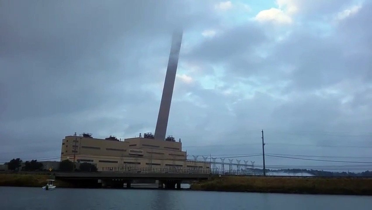 L'impressionnante démolition d'une cheminée perdue dans les nuages