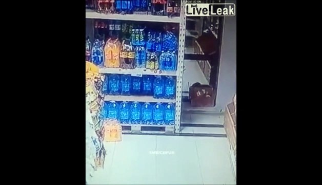 Une bouteille fait un bottle trick toute seule... Du jamais vu