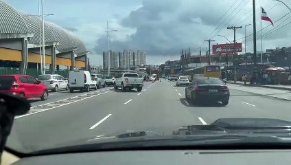 Mulher morre após acidente entre carro e moto na Paralela