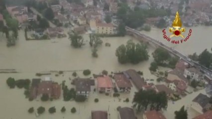 Télécharger la video: Maltempo in Emilia Romagna, l'esondanzione del fiume Savio a Cesena