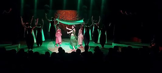 लोक गीत, भव्य स्टेज और मनोहारी लाइटिंग ने दर्शकों को बांधे रखा