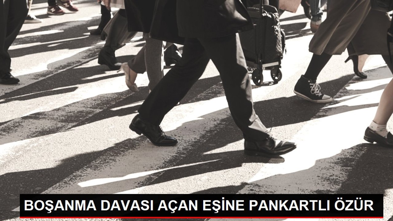 BOŞANMA DAVASI AÇAN EŞİNE PANKARTLI ÖZÜR