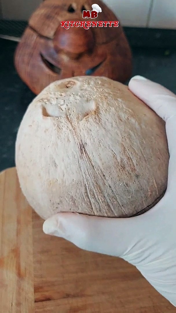 ⁣Crack, Grate, Enjoy: Opening and Extracting Coconut Flesh: Coconut hacks: #shorts #fruithacks