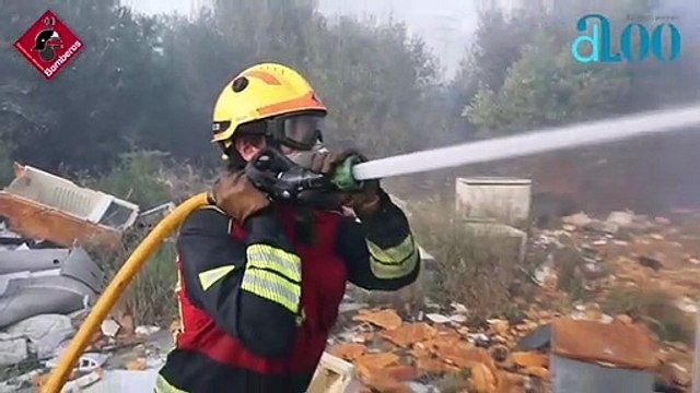 Los bomberos trabajan en la extinción de un incendio en Benidorm.