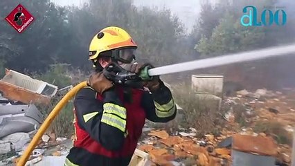 Los bomberos trabajan en la extinción de un incendio en Benidorm.