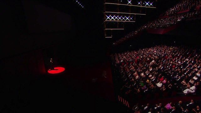 Chiara Mastroianni chantant lors de la cérémonie d'ouverture du 76e Festival de Cannes le 16 mai 2023, dont elle est la maîtresse de cérémonie