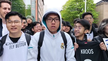 REAL MADRID | FAN ASIÁTICO cantando a VIVA VOZ el HIMNO en MANCHESTER | AS