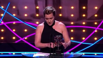 Kate Winslet piange e denuncia, i social rovinano i giovani