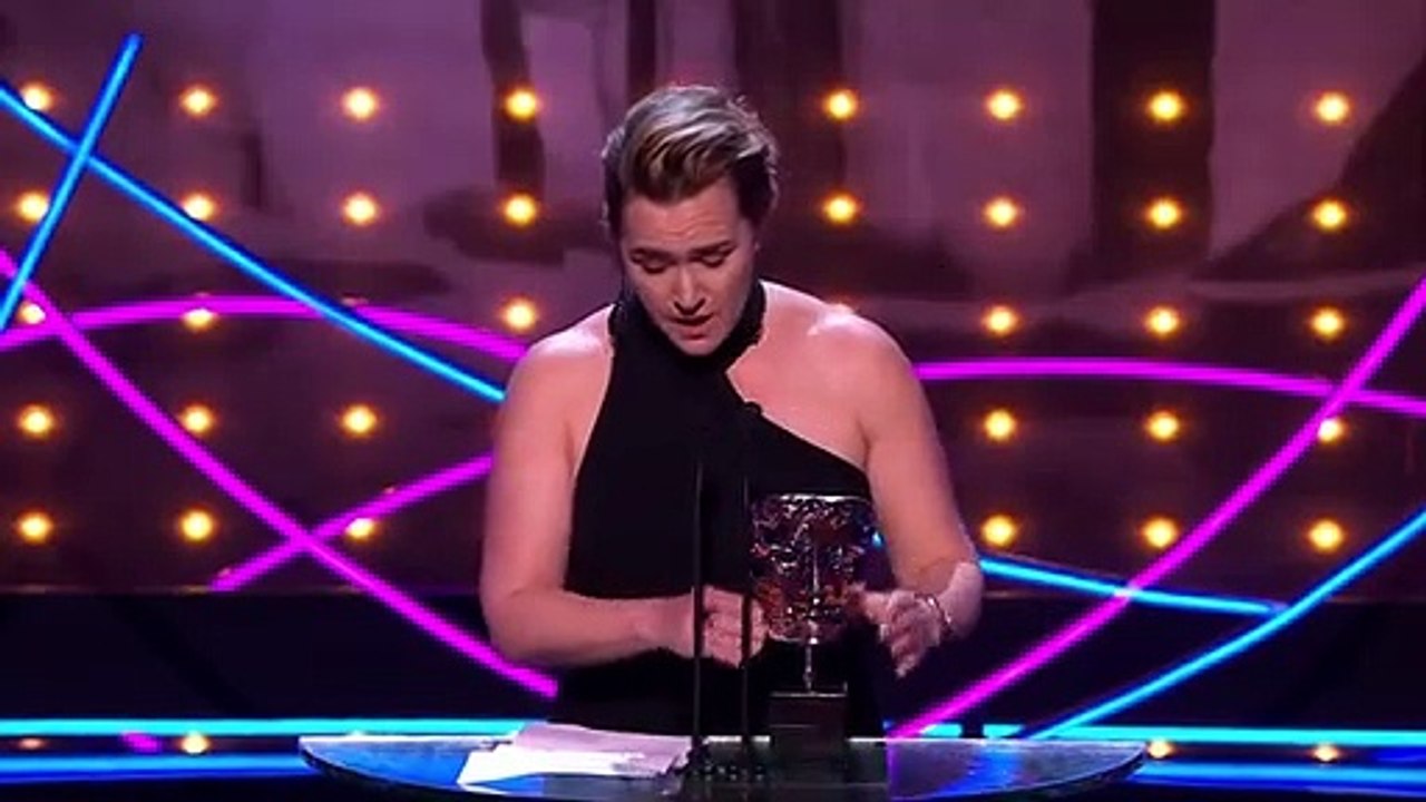 Kate Winslet piange e denuncia, i social rovinano i giovani