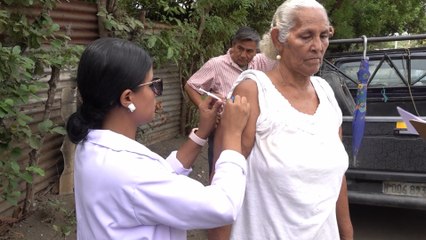 Familias del barrio Pablo Úbeda continúan aplicándose la vacuna anti Covid-19