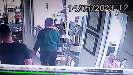 Aposentado do TJDFT agride cadela