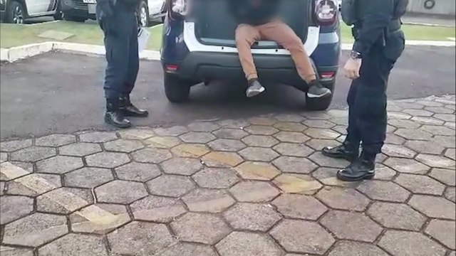 Devendo 17 mil em pensão alimentícia, homem é preso após quase atropelar guardas