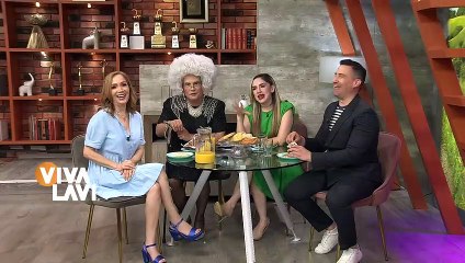 Señora arrasa con la mesa de dulces de XV años