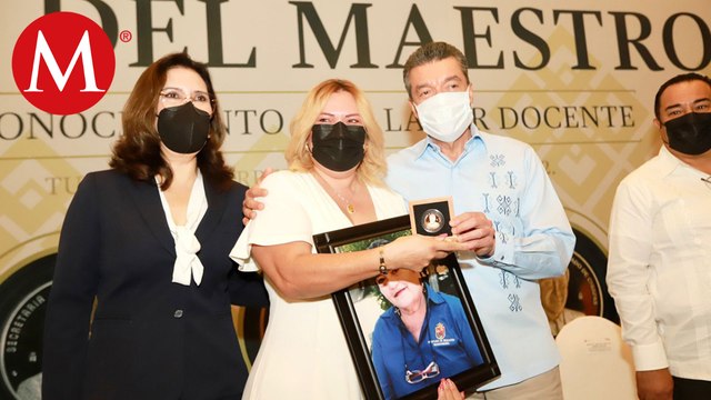 Rutilio Escandón, entrega medallas a docentes por el Día del Maestro; Chiapas