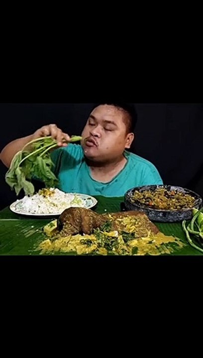 Mukbang Beef tripe spicy green sauce, rice, jackfruit curry, lettuce, bitter melon, papaya leaves